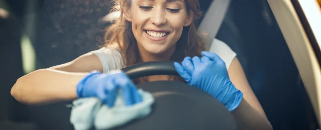 kobieta myje deske rozdzielcza