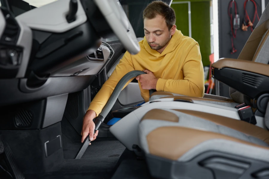 Sprzątanie wnętrza samochodu