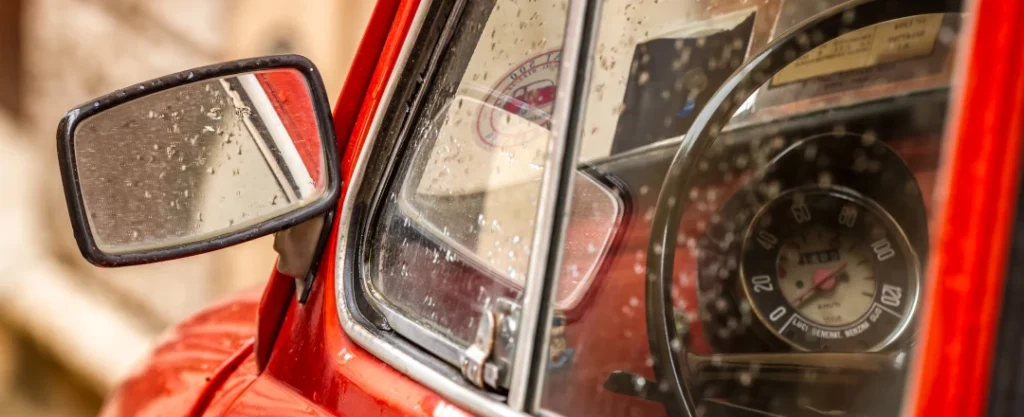 szyba zabytkowego samochodu