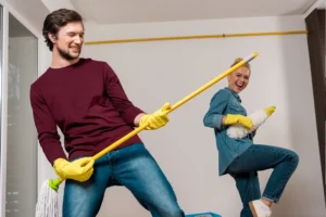 Mężczyzna gra na mopie jak na gitarze